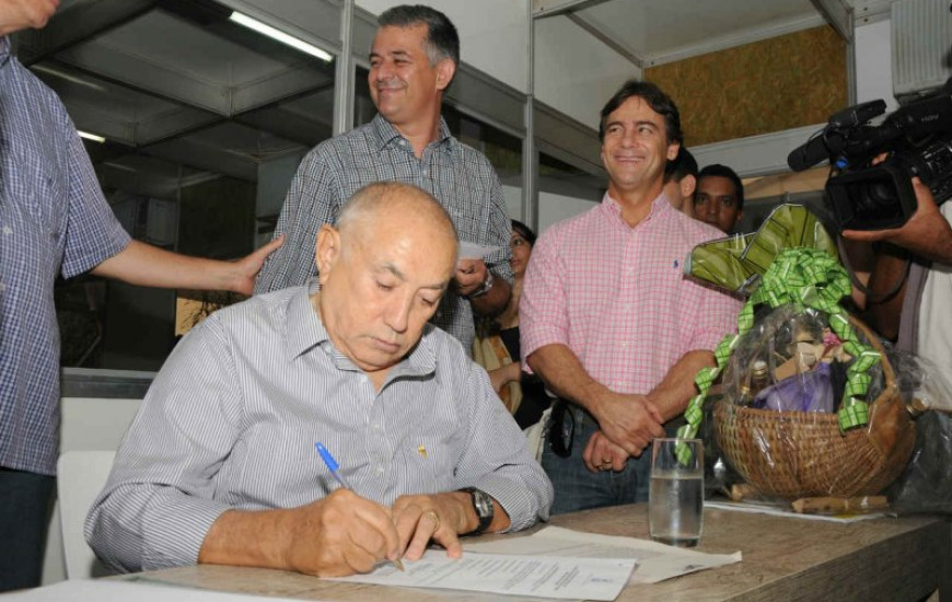 Governador assina termo