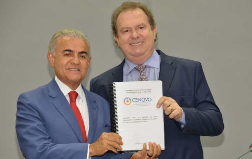 Deputado entrega relatório ao presidente da AL