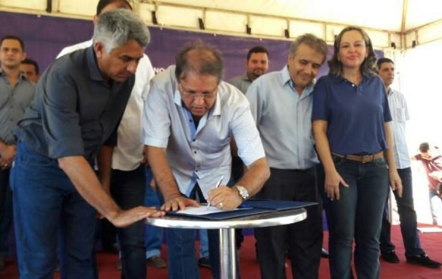 Governador assina certificados em São Salvador