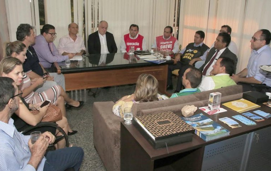 Secretários e sindicalistas se reúnem no Palácio