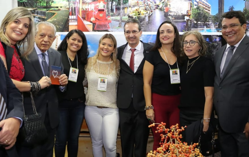 Prefeito de Goiânia visita stand da AGETUL