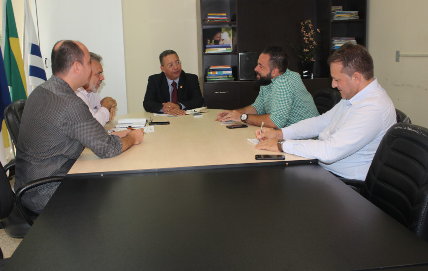 Tom e o diretor executivo da empresa,Thiago