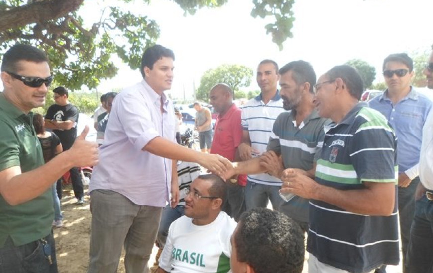 Iratã Abreu cumprimenta servidores durante festa