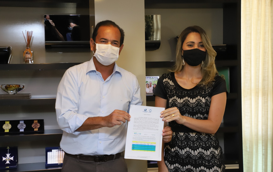 Presidente da FIETO, Roberto Pires, e a diretora da TV, Débora Tundela.