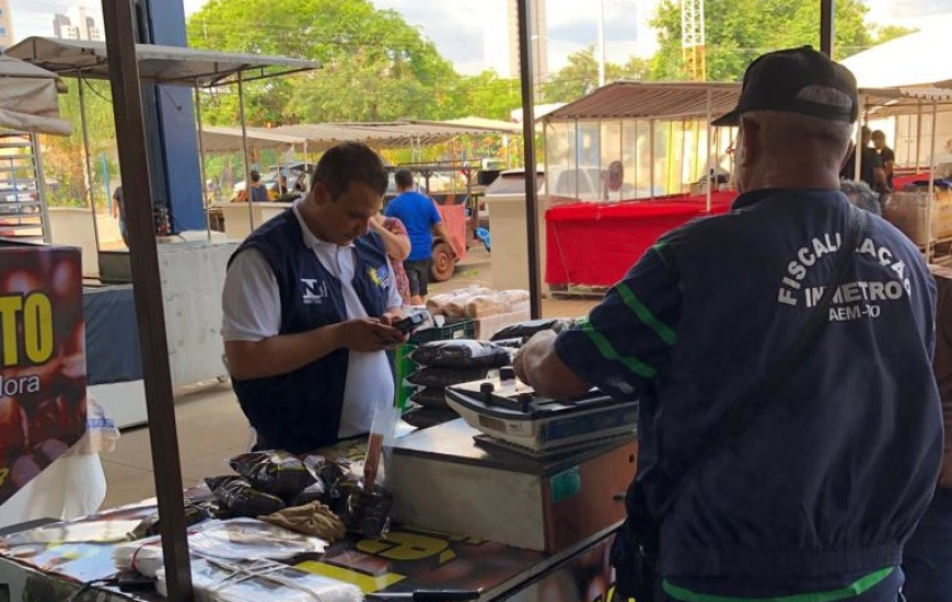 100% das balanças foram verificadas na feira 