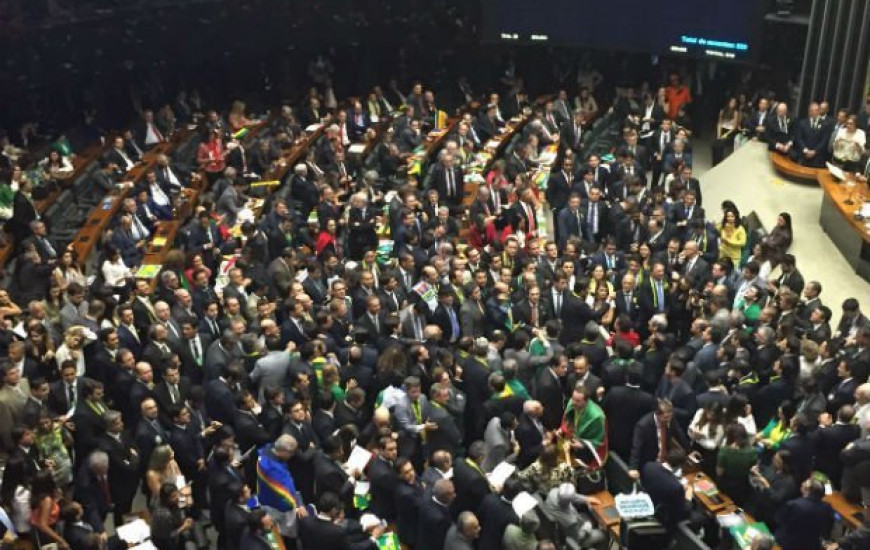 Plenário da Câmara neste domingo