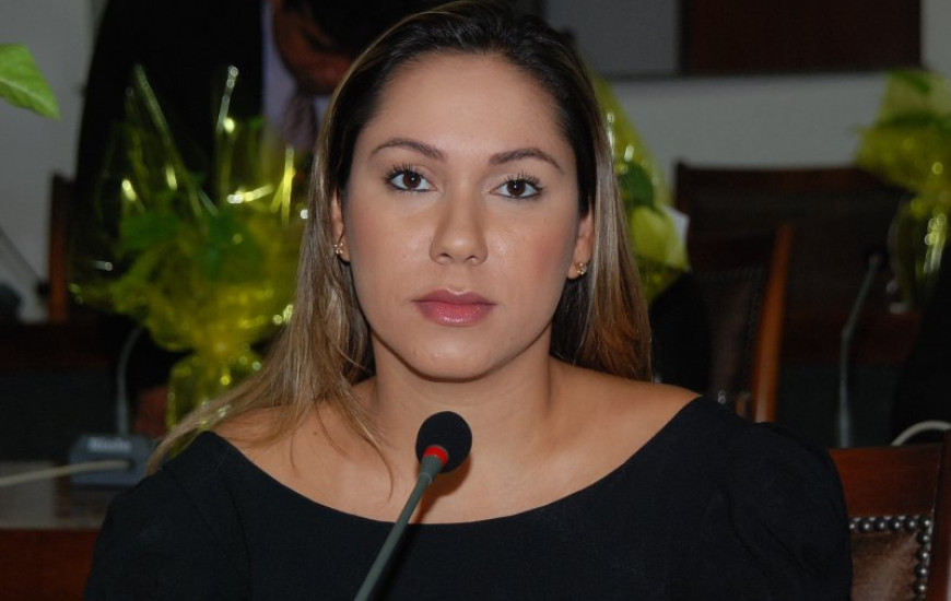 Deputada se emociona