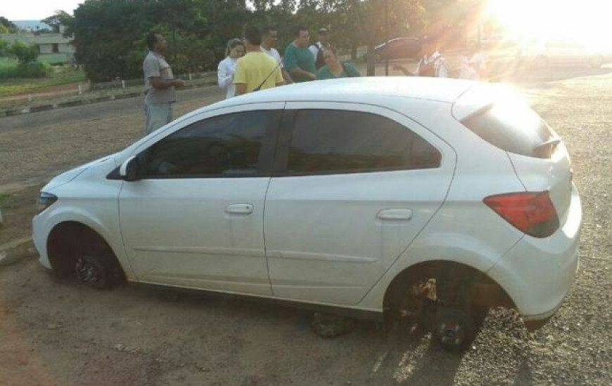Carro de enfermeira tem rodas furtadas