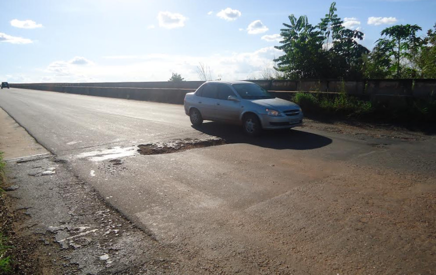 Buracos em pontes obrigam motoristas a desviarem pela contramão