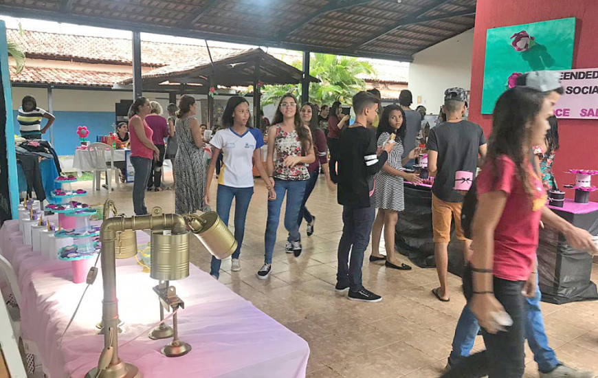 Alunos da Escola Estadual Vale do Sol no projeto Jovens Empreendedores