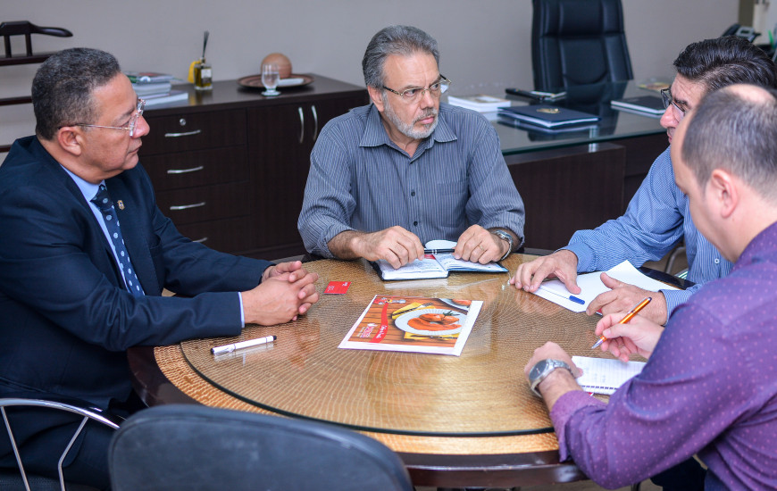 Reunião na Secretaria da Indústria, Comércio e Serviços