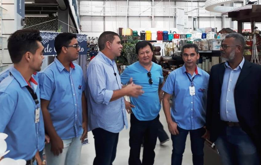 Candidato visitou uma loja de materiais de construção em Palmas nesta segunda