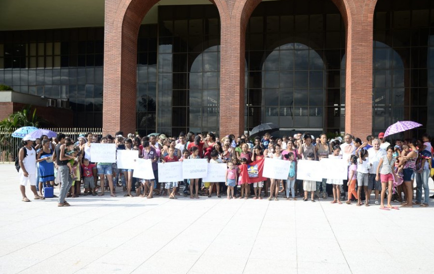 Famílias afirmam que não tem para onde ir