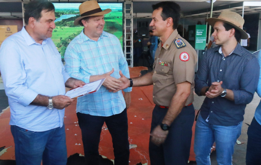 Governador Mauro Carlesse e secretário da Seagro César Halum recebem certificado