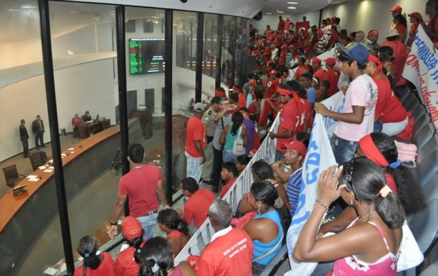 Manifestantes ocuparam as galerias