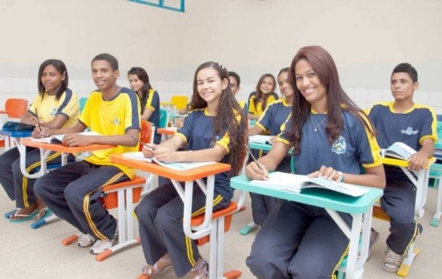 Profissionais cobram salários atrasados