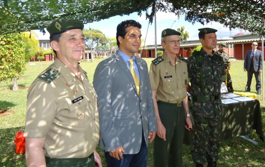 Irajá ao lado de generais do Exército