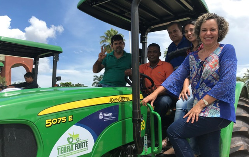 Deputada estadual Josi Nunes entrega tratores no Tocantins