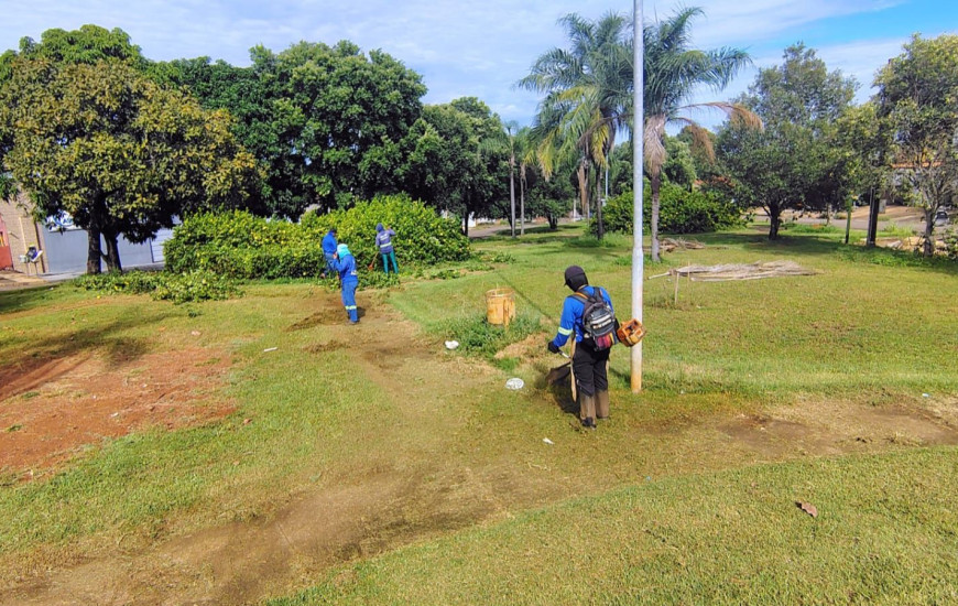 Praça do Aureny I passa por limpeza
