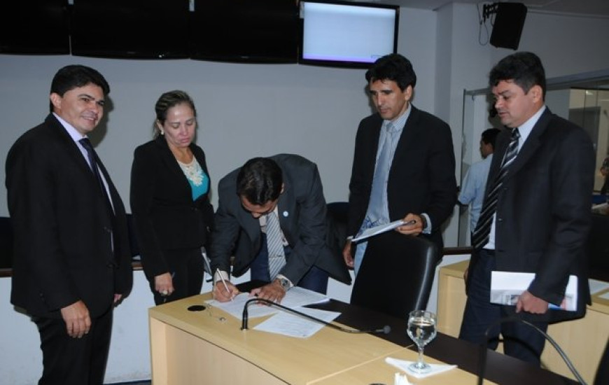 Vereadores assinam abaixo-assinado