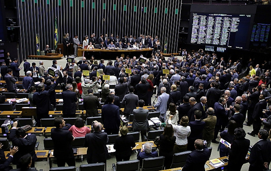 Maioria dos deputados vota a favor de Michel Temer