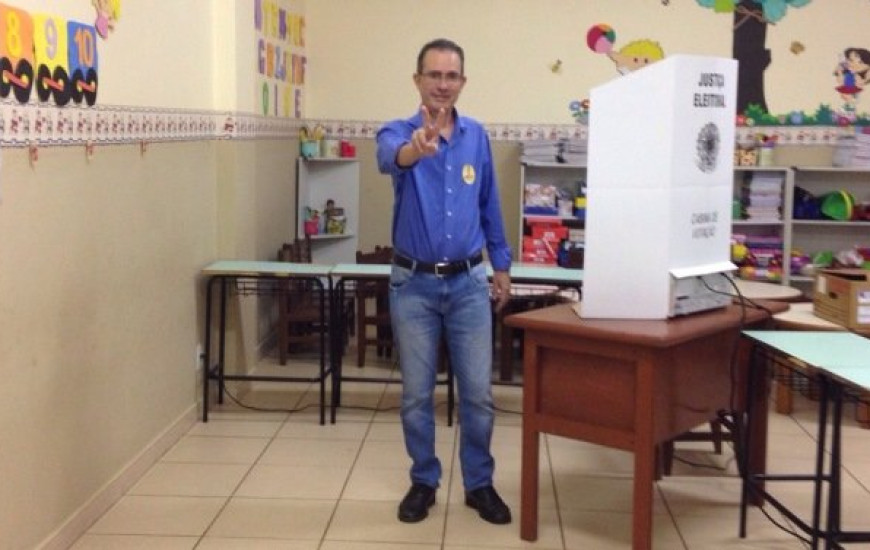 Candidato a senador, Élvio Quirino, votando