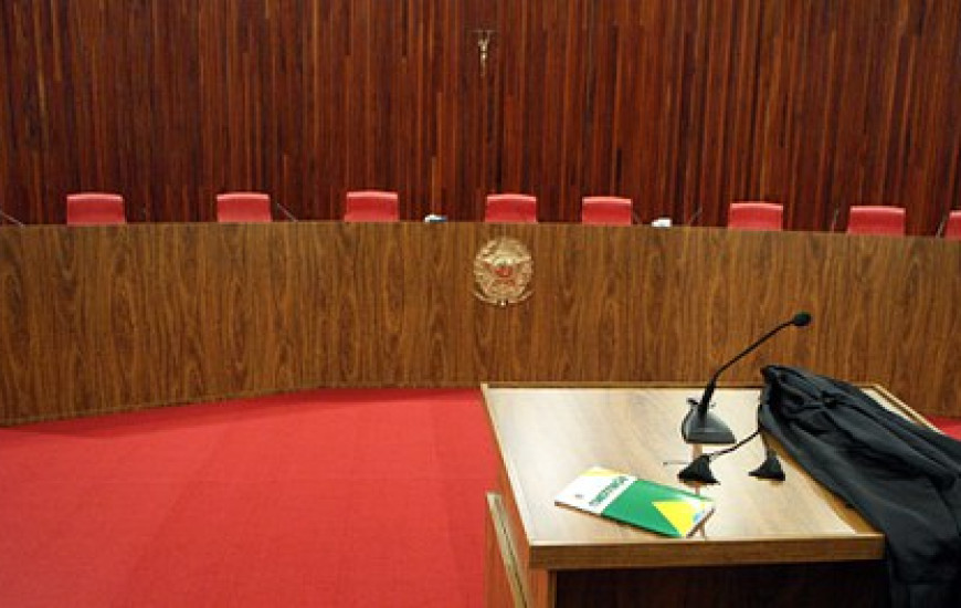 Sessão começa às 19 horas desta terça