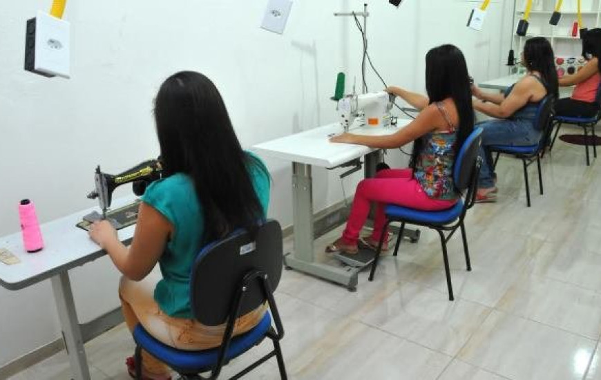 Reeducandas fazem oficina de corte e costura