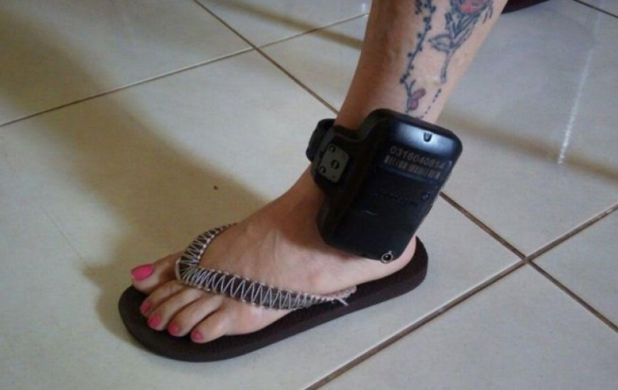 Detenta de Palmas utilizando a tornozeleira