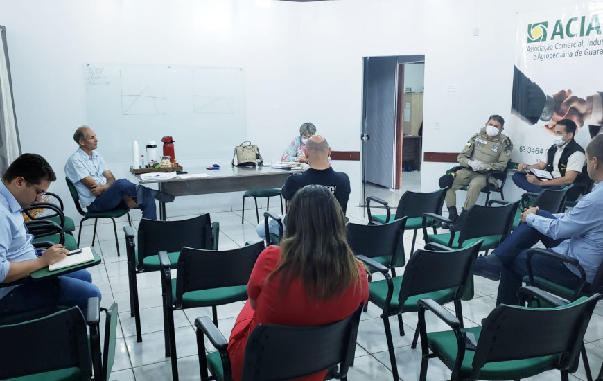 Autoridades se reúmen com comerciantes na Associação Comercial