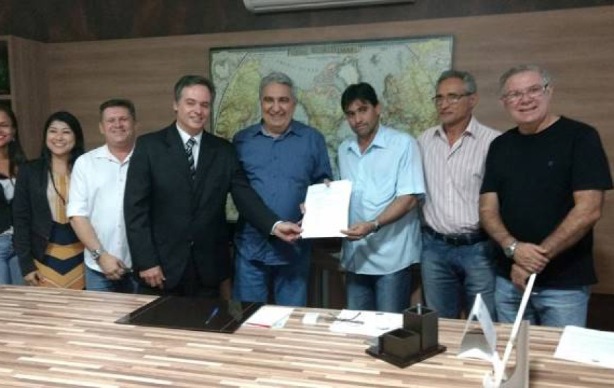 Laurez assina decreto que dá prosseguimento a concurso