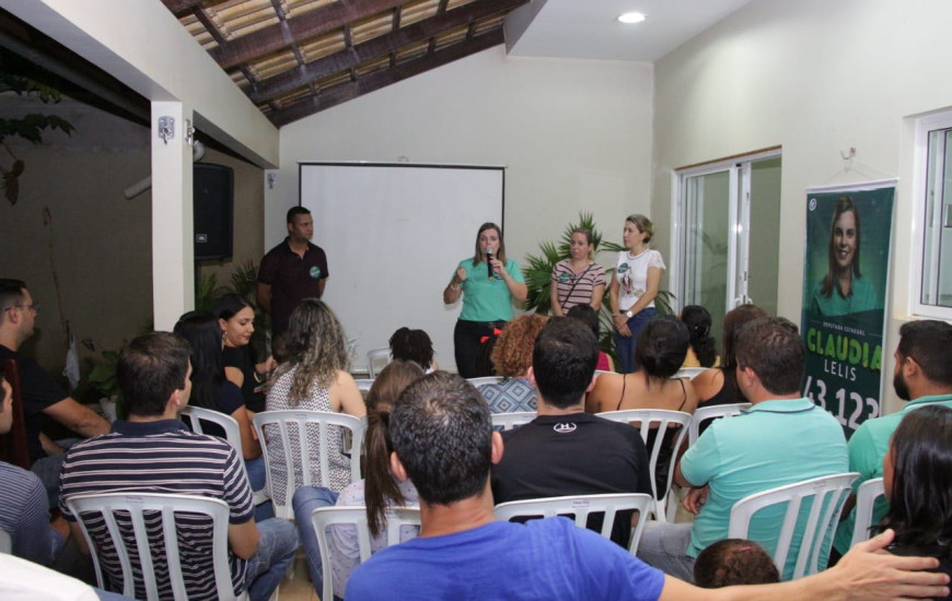 Candidata a deputada realiza reunião em Palmas