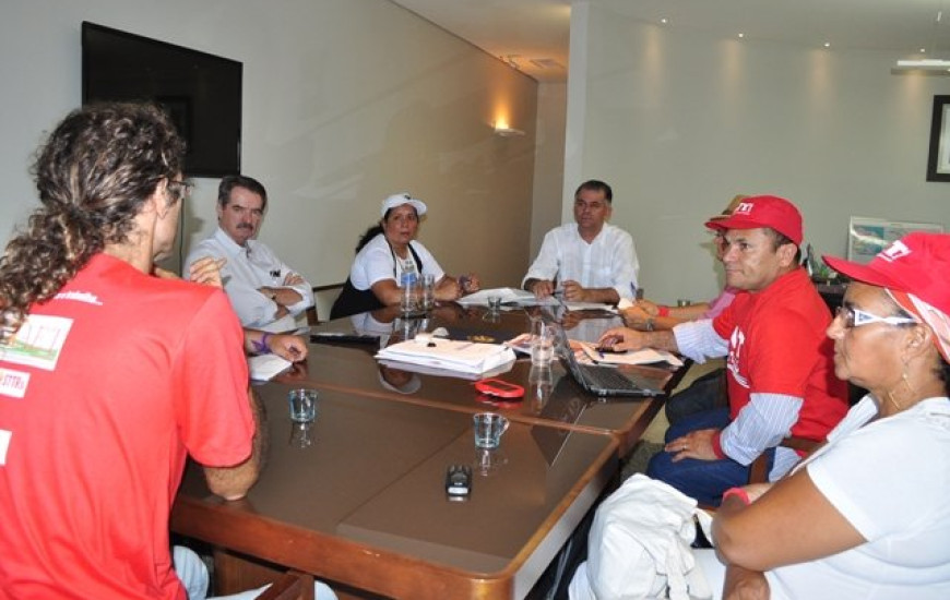 Secretário Jaime Café recebe manifestantes