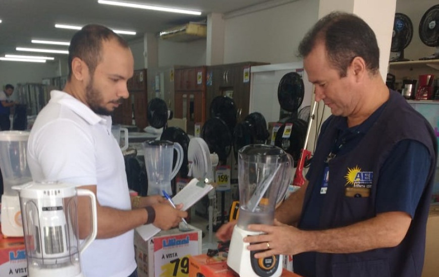 Equipe da AEM fiscaliza produtos