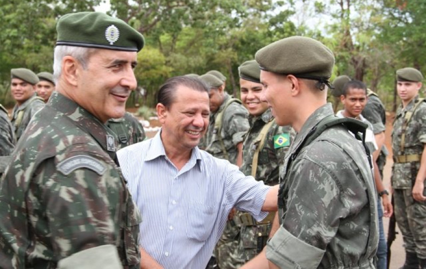 Prefeito Otoniel com general e soldado
