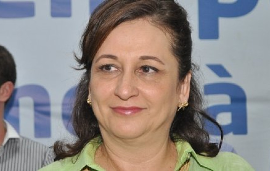 Kátia assina os primeiros contratos