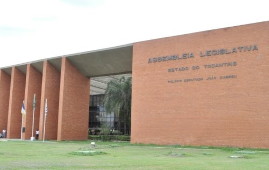 Deputados votam parecer do relatório de concurso