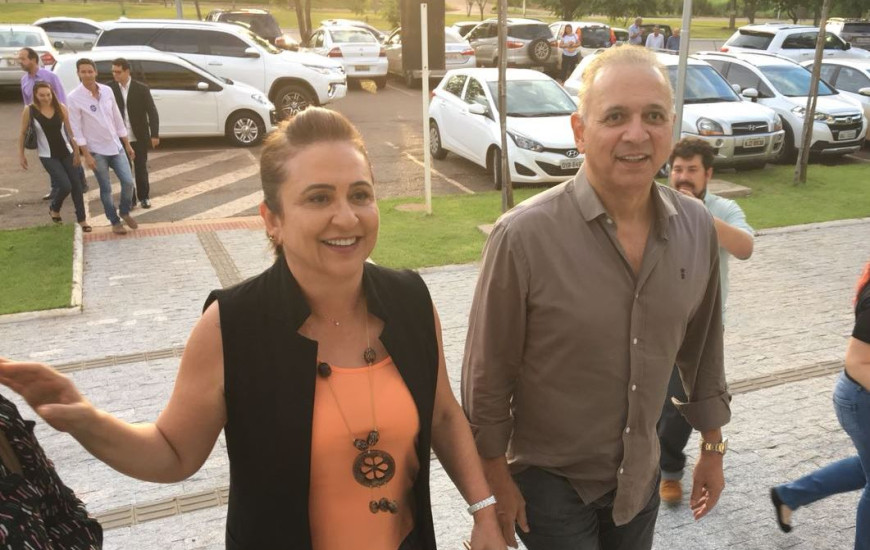 Senadora apareceu acompanhada do vice, filhos e apoiadores