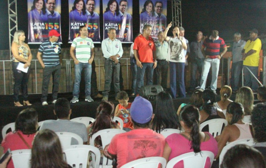 Kátia Abreu durante comício em Araguaína