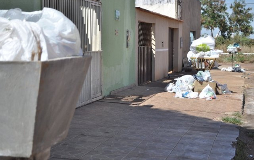 Lixo acumula-se nas portas na região Norte