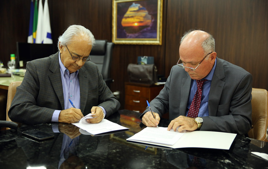 Prefeito Moisés Avelino e desembargador Helvécio de Brito 