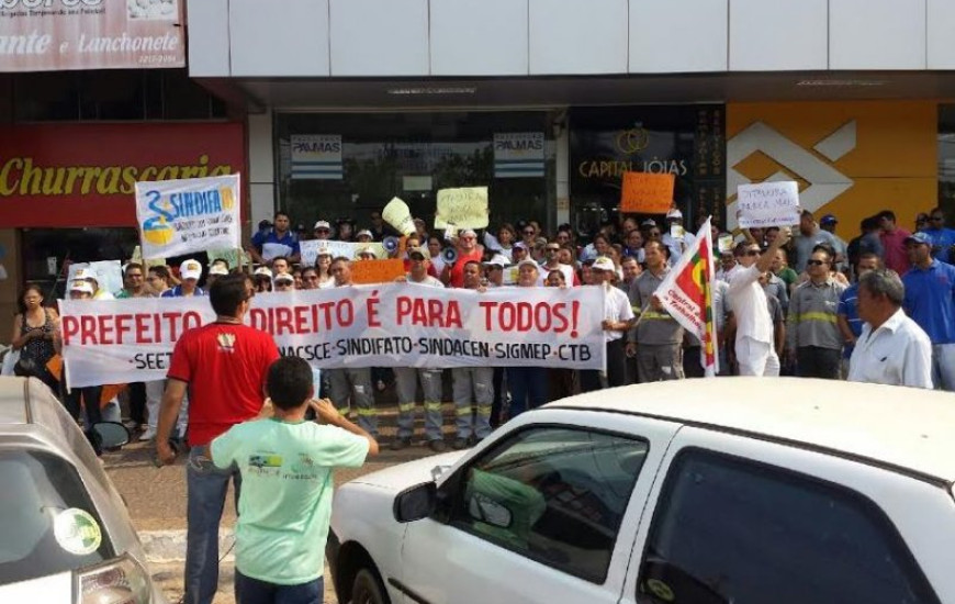 Servidores protestam na Avenida JK