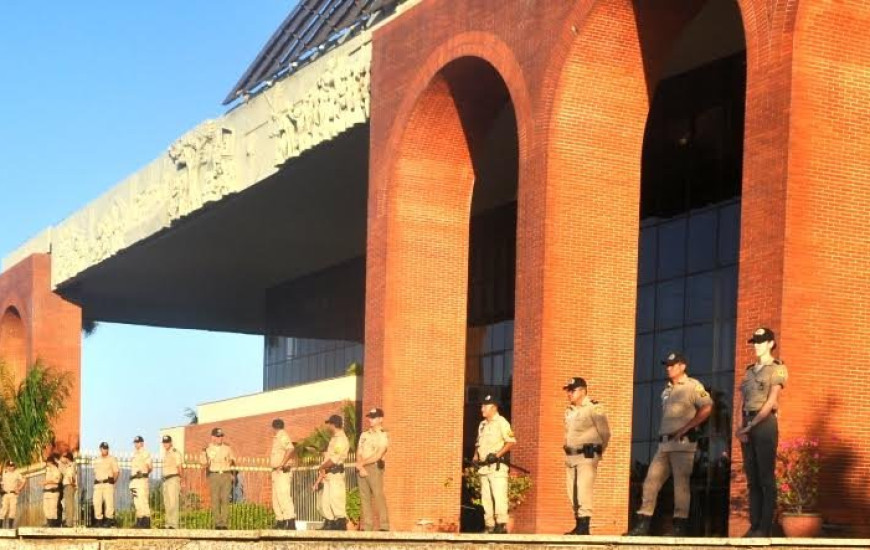 Policiais em frente ao palácio Araguaia