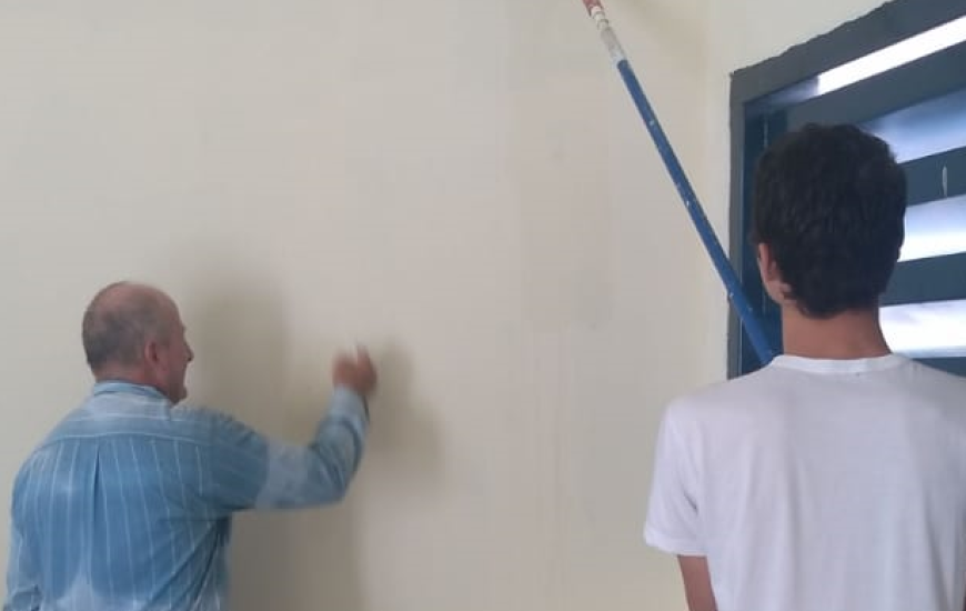 Jovem em atividade voluntária