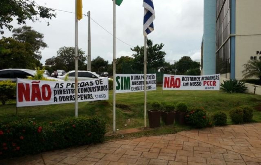 Servidores estão descontentes e protestam