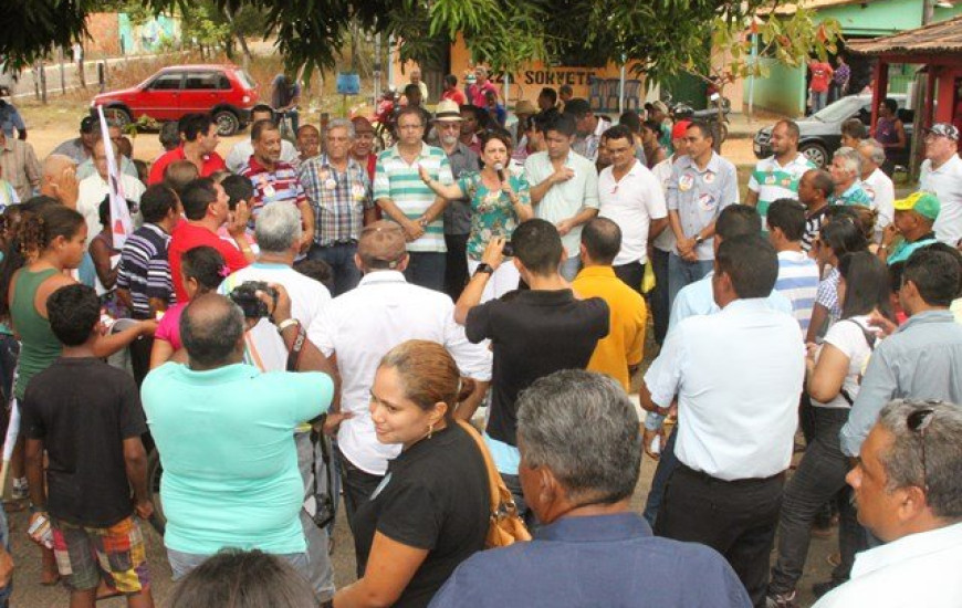 Senadora fala aos moradores de Esperantina