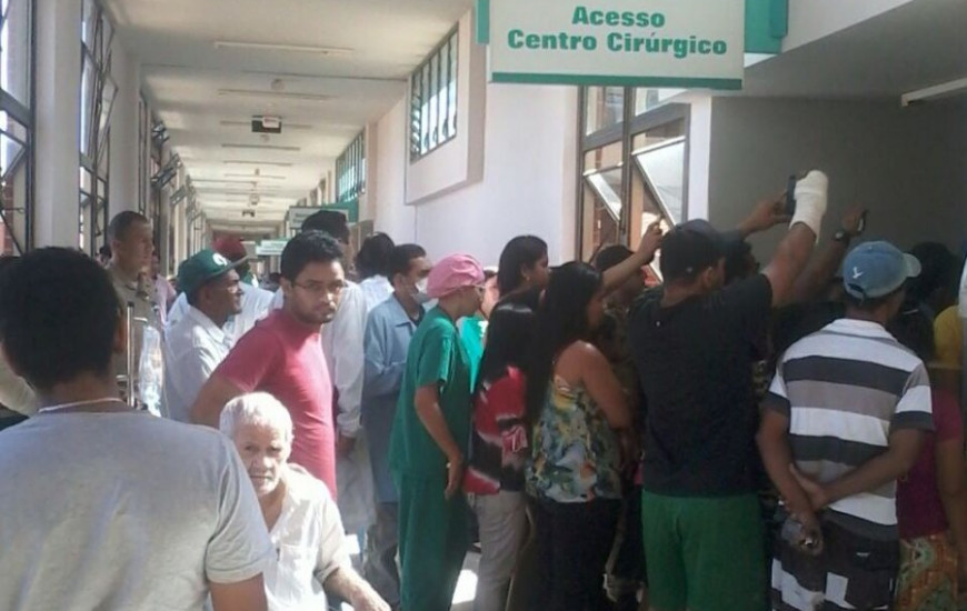 Protesto barra entrada e saída do centro cirúrgico
