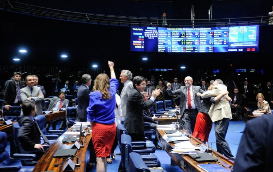 Senadores votam sobre doações