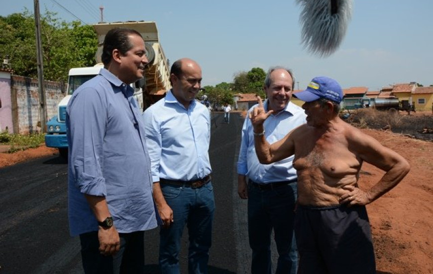 Sandoval e Gomes visitam obras