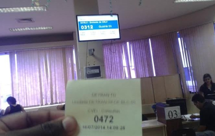 Jonathan Pereira mostra senha na fila do Detran